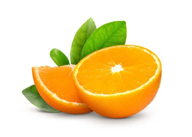 Taze, sulu portakal ve yeşil yapraklar beyaza izole edilmiş. Citrus meyvesi.