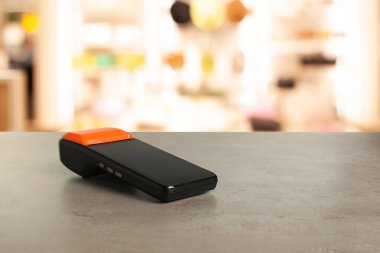 Gri tezgahtaki ödeme terminali