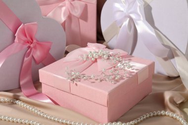 Güzel düğün hediyesi ve ipek kumaşta inci mücevher, yakın plan.