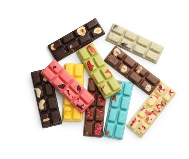 Farklı lezzetli çikolatalar, beyaza izole edilmiş, üst manzara.