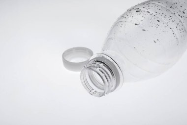 Beyaz arka planda boş plastik şişe, yakın plan
