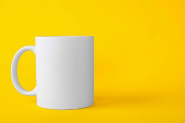 Sarı arka planda beyaz bir kupa. Tasarım için model