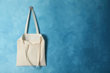 Açık mavi duvarda asılı bir çanta. Tasarım için model