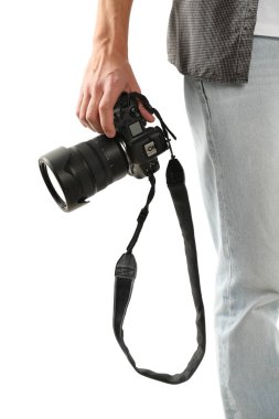 Beyaz arka planda profesyonel kameralı fotoğrafçı, yakın plan