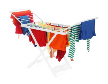 Kuru askı ve temiz çamaşır beyaza izole edilmiş.