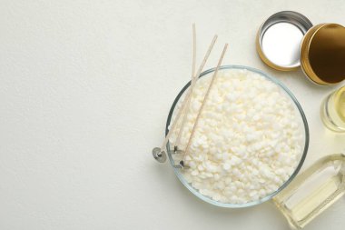 Beyaz masa üzerinde mum yapmak için soya cilası ve diğer malzemeler. Metin için boşluk