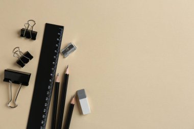 Bej arkaplan üzerinde cetvel ve diğer kırtasiye düz kompozisyon, metin için boşluk