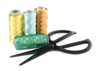 İplik ve makas makaraları beyaza izole edilmiş. Dikiş malzemeleri.