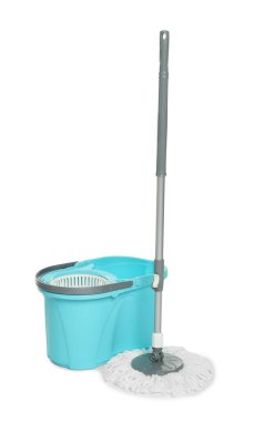 İpli süpürge ve kova beyaza izole edilmiş. Temizlik ekipmanı