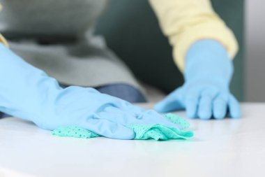 İçerisi paçavrayla temizlenmiş kadın, yakın plan.