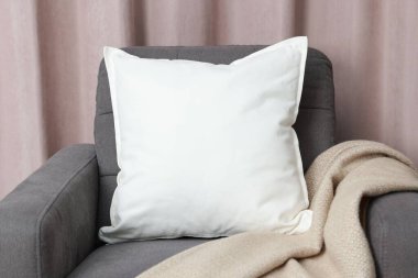 Evdeki rahat koltukta boş yumuşak yastık.
