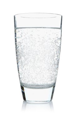 Beyaza izole edilmiş bardakta soda tazeleyici.