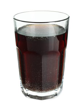 Beyaza izole edilmiş bir bardak tatlı soda.