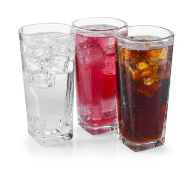 Farklı aromalı soda ve beyaz bardaklarda buz.