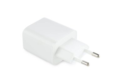 USB güç adaptörü (şarj aleti) beyaz üzerine izole edildi