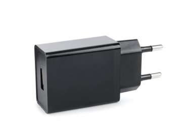 USB güç adaptörü (şarj aleti) beyaz üzerine izole edildi