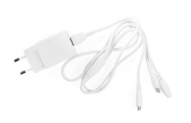 Üçlü şarj kablosu beyaz, üst görünümde izole USB güç adaptörü