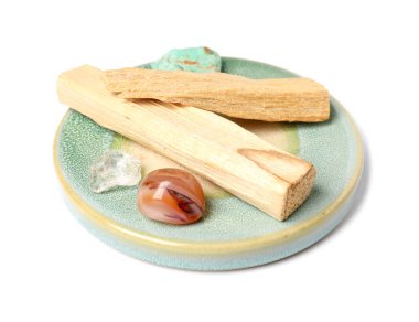 Palo santo sopaları ve değerli taşlar beyaza izole edilmiş.