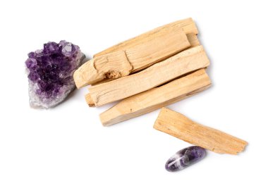 Palo santo sopaları ve değerli taşlar beyaz, üst görünümde izole