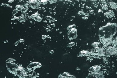 Koyu arkaplanda birçok su kabarcığı, yakın plan