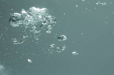 Gri arkaplanda birçok su kabarcığı, yakın plan