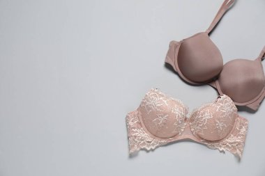 Hafif arka planda güzel sutyenler, düz yatış. Metin için boşluk