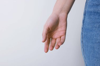 Beyaz arka planda görünen el damarları olan kadın, yakın plan. Metin için boşluk