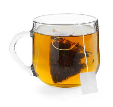 Cam bardakta çay poşeti, beyaz bardakta izole edilmiş sıcak içecek.