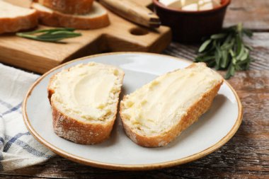 Tahta masada tereyağlı taze ekmek, yakın plan.