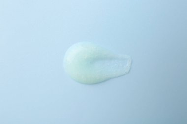 Açık mavi arkaplanda vücut fırçası, üst görünüm