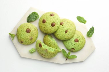 Beyaz masada nefis naneli çikolatalı kurabiyeler.