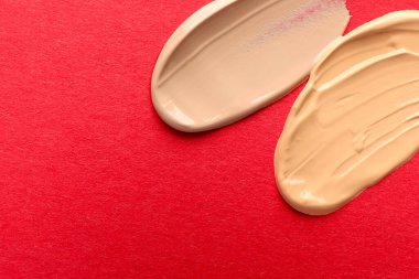 Kırmızı arka planda farklı temel örnekleri, üst görünüm. Metin için boşluk