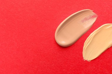 Kırmızı arkaplanda farklı temellerin örnekleri, metin için kapatma alanı