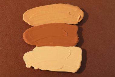 Kahverengi arka planda farklı temellerin örnekleri, yakın plan