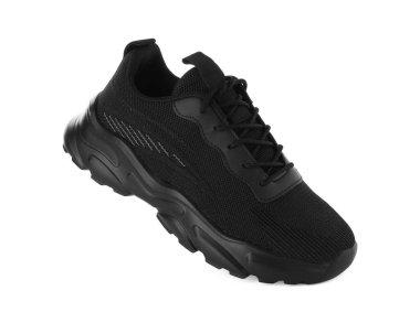 Havadaki siyah bir spor ayakkabı beyaza izole edilmiş.