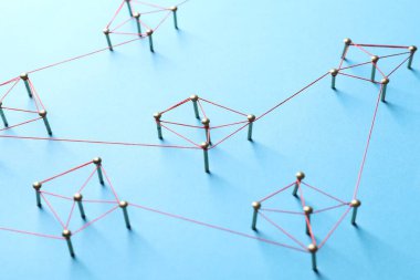 Ağ bağlantısı. Açık mavi arkaplanda birbirine bağlı çiviler, yakın plan