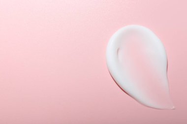 Pembe arka planda krema örneği, üst manzara. Metin için boşluk