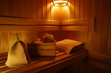 Banyo aksesuarlarıyla dolu bir sandık ve saunada yün bir şapka. Metin için boşluk