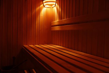 Banklı boş ahşap sauna manzarası