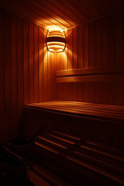 Banklı boş ahşap sauna manzarası