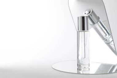 Işık arkaplanı üzerindeki serumun şık sunumu, metin için boşluk