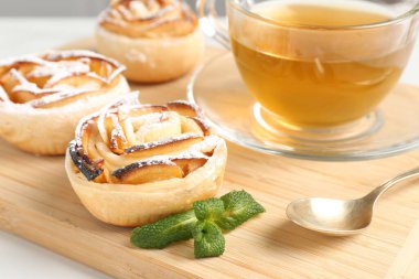 Taze pişmiş elma gülleri ve nane ve çay, yakın plan.