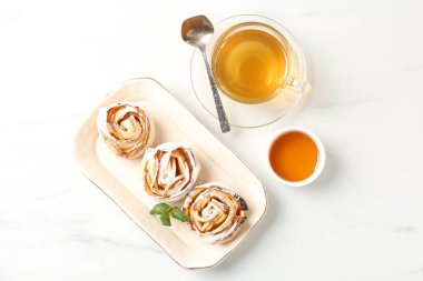 Nane, bal ve çay ile taze pişmiş elma gülleri beyaz mermer masa, düz yatıyordu