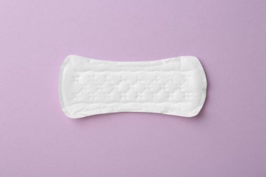 Leylak arka planında regl pedi, üst görünüm