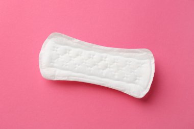 Pembe arka planda regl pedi, üst görünüm