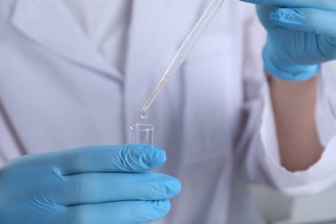Laboratuvar testi. Test tüpüyle çalışan bilim adamı, yakın plan.