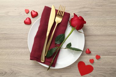 Ahşap masasında kırmızı gül olan romantik bir yer. Sevgililer Günü kutlaması