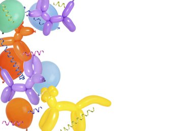 Beyaz arka planda parlak balonlar ve parti flamaları