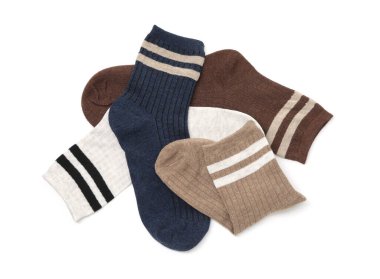 Farklı yumuşak çoraplar beyaz, üst görünümde izole