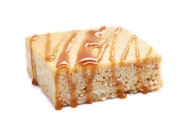 Lezzetli karamelli pirinç çubuğu beyaza izole edilmiş.